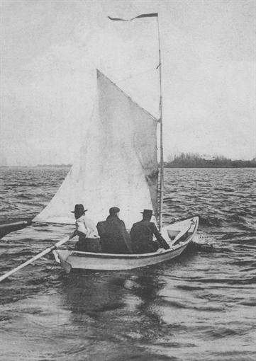 Яхта на Днепре у Киева. С открытки начала ХХ в. 